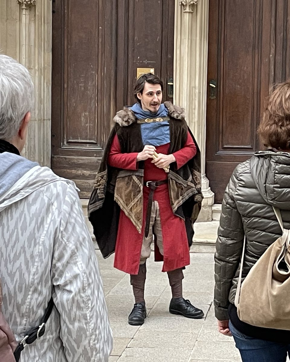 Szene aus der Tour vor dem Domportal